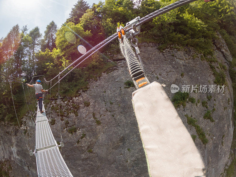 两人在Via Ferrata登山，夏日活动概念